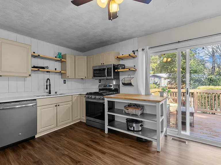 620 E New England Ave — Photo 9