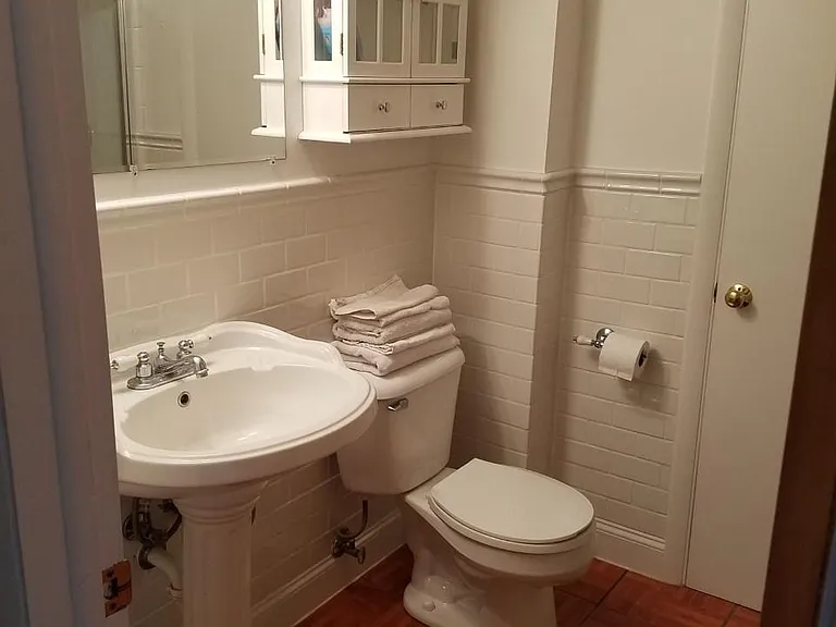 904 E State St — Photo 17