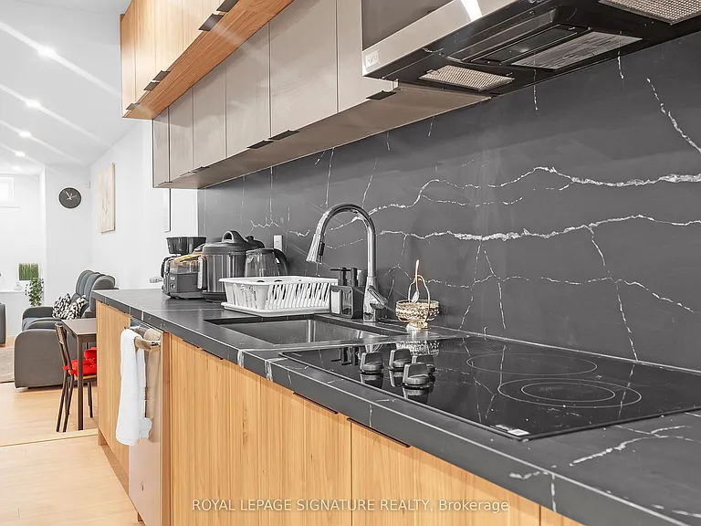 31 Edinburgh Dr — Photo 15
