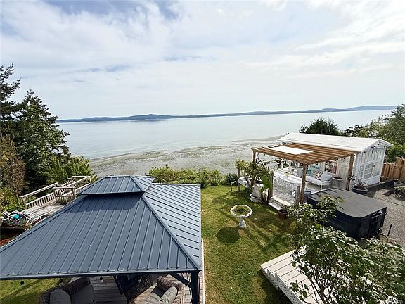 4th image of 3632 Seaview Cres