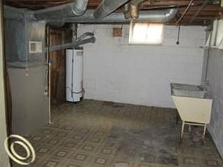 3rd image of 1569 Moran Ave