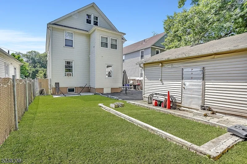 Building Photo - 868 Bishop St #2