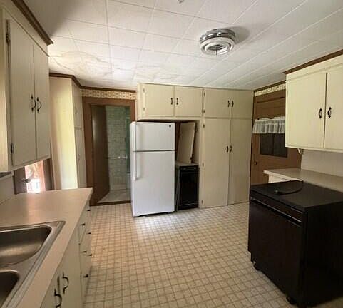 5th image of 1077 Chadbourne Road