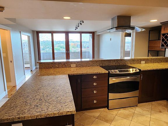 4th image of 230 E Broadway St Unit 1006