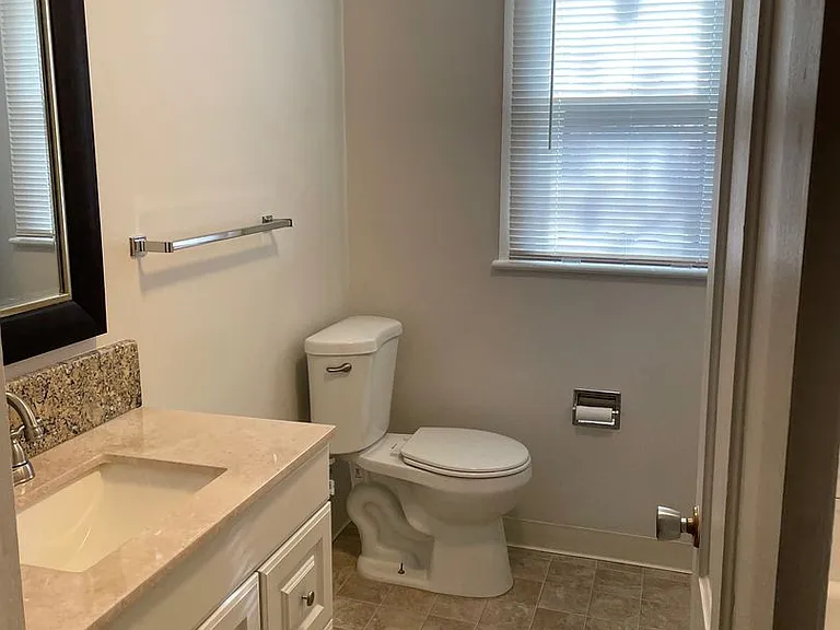 303 NE D St — Photo 7