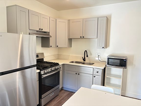 4th image of 939 S Wilton Pl #202