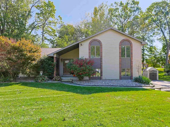 11044 River Oaks Ln E, Osceola, IN 46561