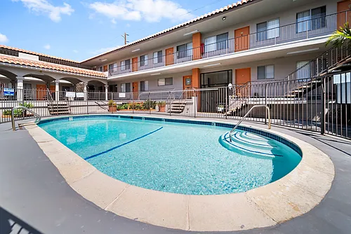 Valencia Apartments Photo 1