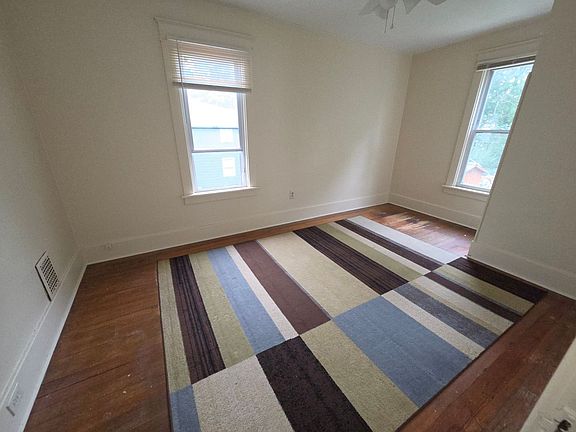 2nd image of 923 W 3rd St APT 4