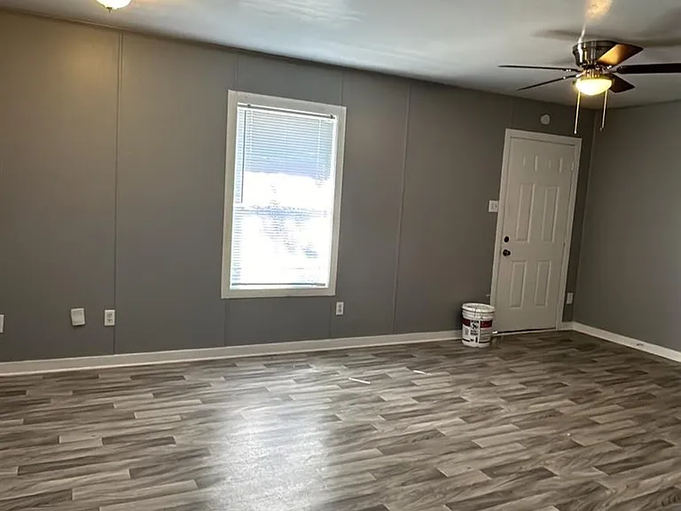 1907 Avenue C #4 — Photo 5