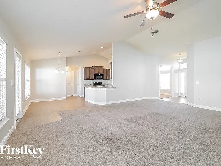 805 Colville Dr — Photo 3