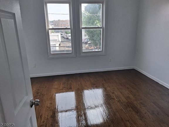 4th image of 80 Beverly St