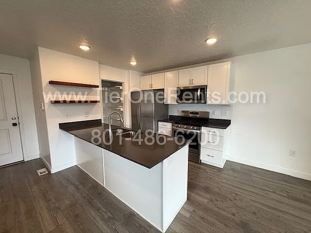 936 E Hercules Ct — Photo 4