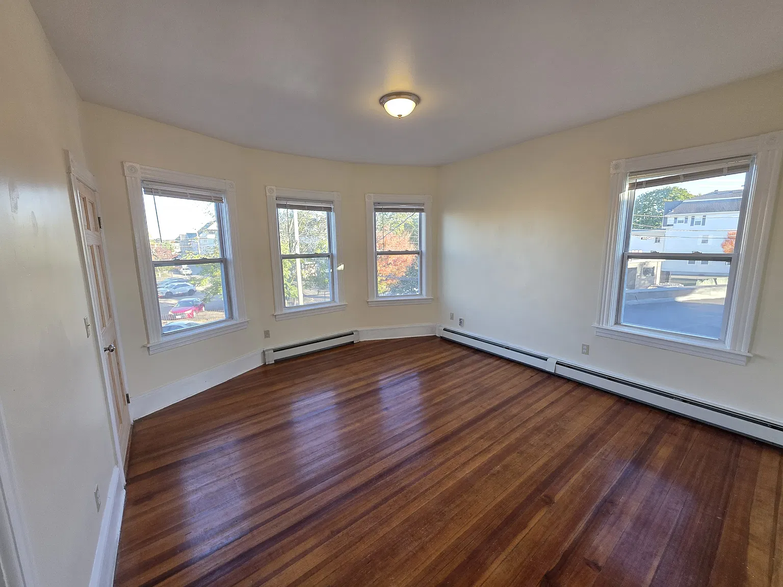 624 Broadway 2ndFlr 2B/1B FreshPaint Hardwoods! Laundry Prkg Balcony! — Photo 2