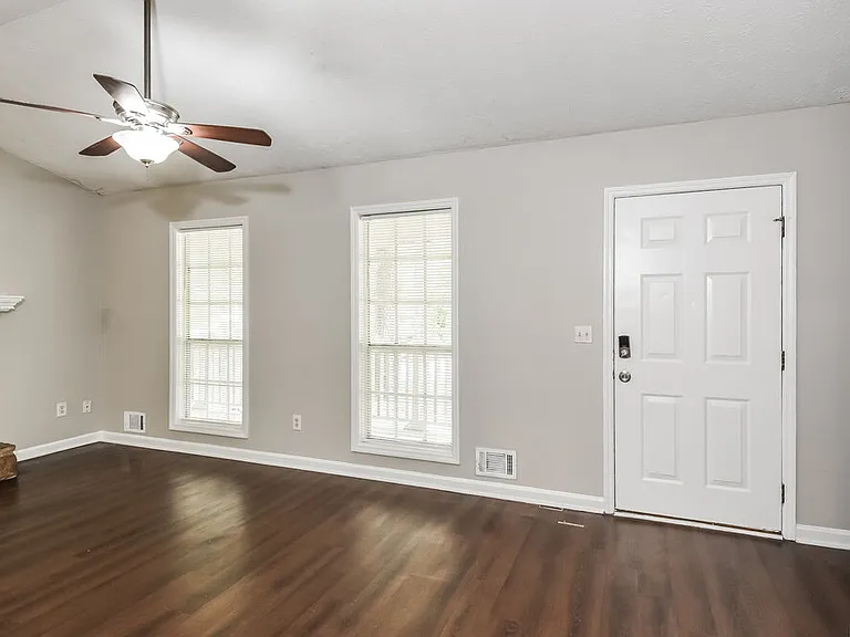 2985 Valley View Cir — Photo 6