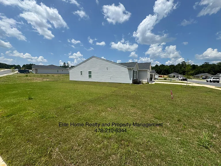 140 Lochwolde Dr — Photo 2