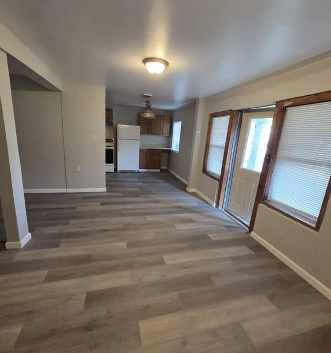2 bed, 1000 sqft, $1,300 — Photo 3
