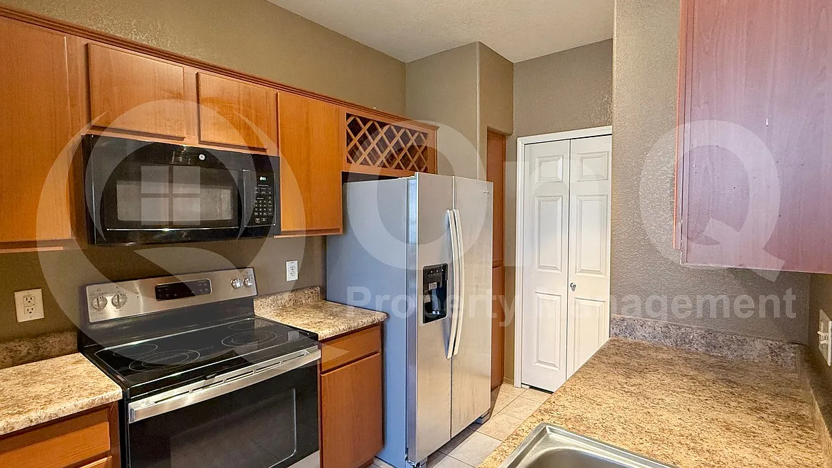 1 bed, 1.0 bath, 727 sqft, $1,049 — Photo 1