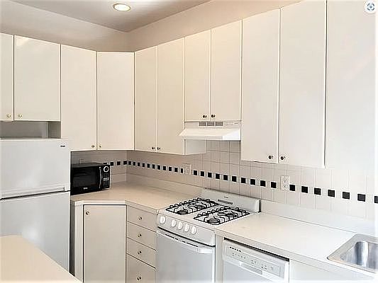 5th image of 1402 Lexington Ave APT 6