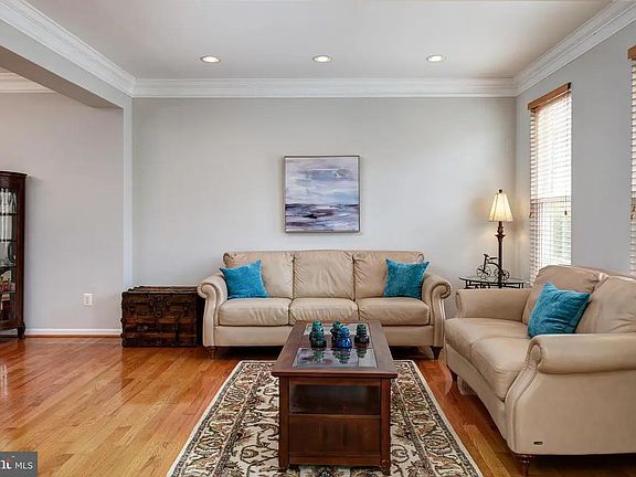 3rd image of 43776 Steinbeck Sq