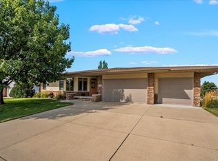 4217 Orchard Hill Dr, Cedar Falls, IA 50613