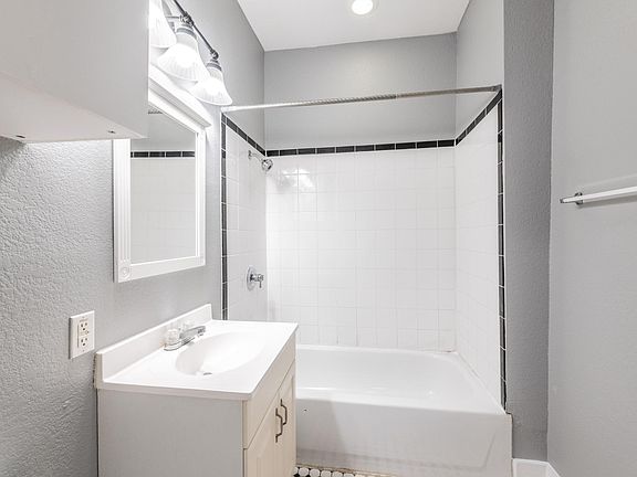 2nd image of 1535 W Woodlawn Ave
