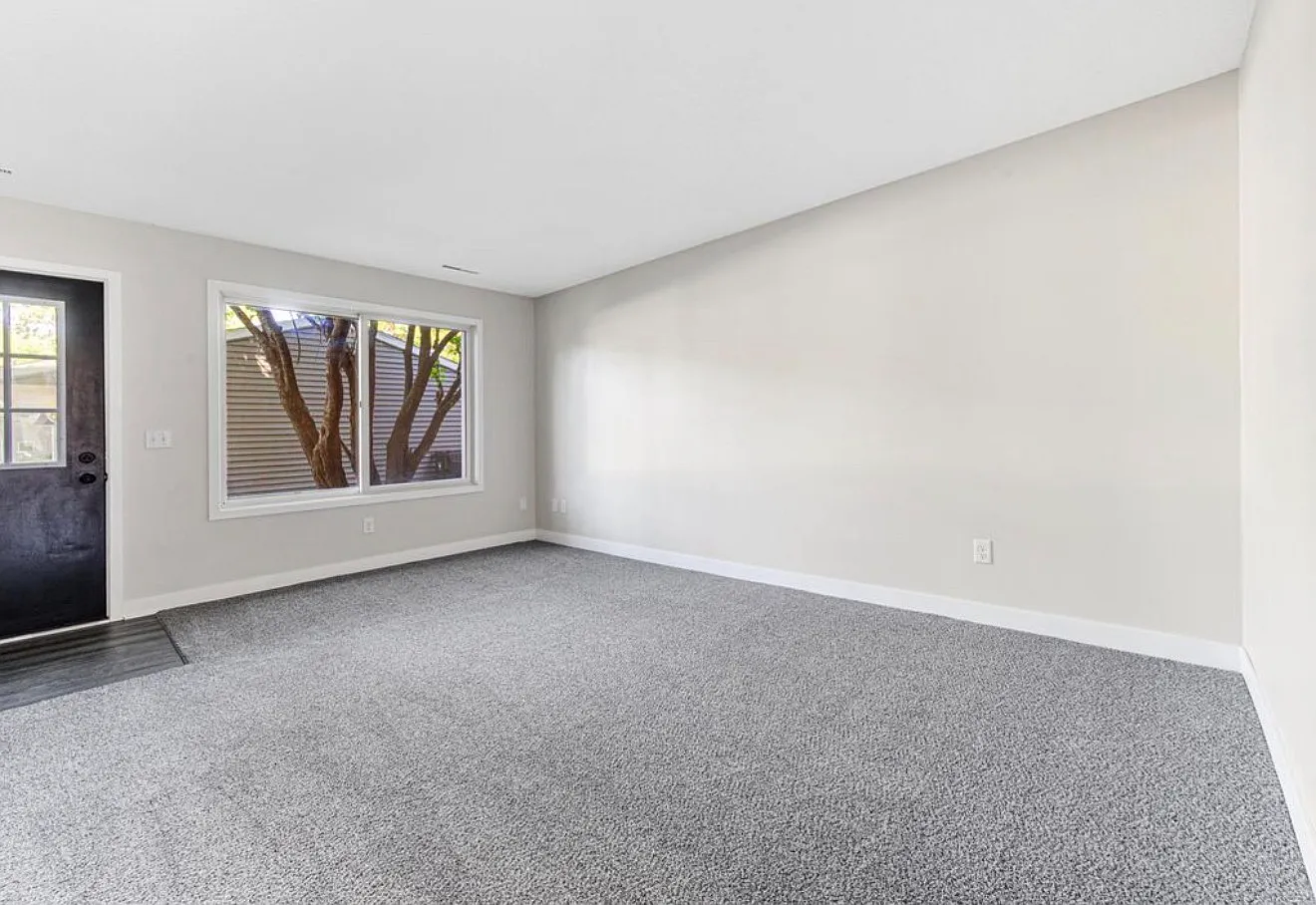 2 bed, 886 sqft, $1,600 — Photo 3