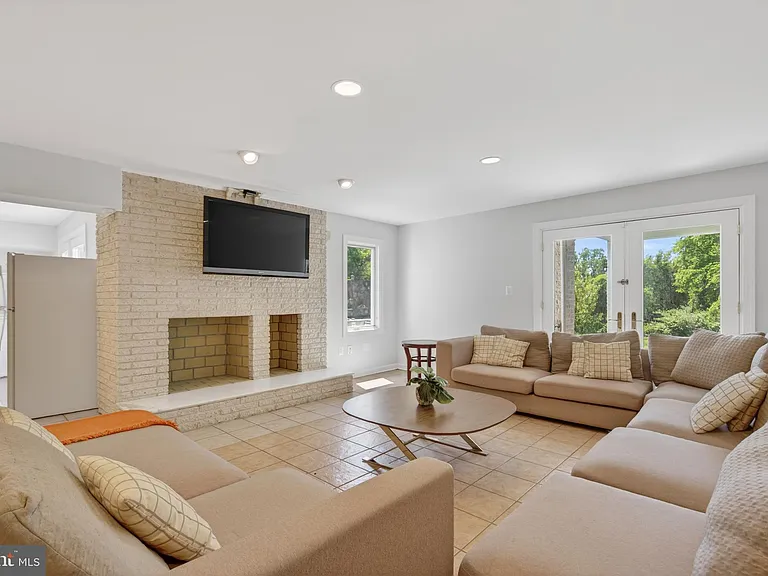 740 Kentland Dr — Photo 8