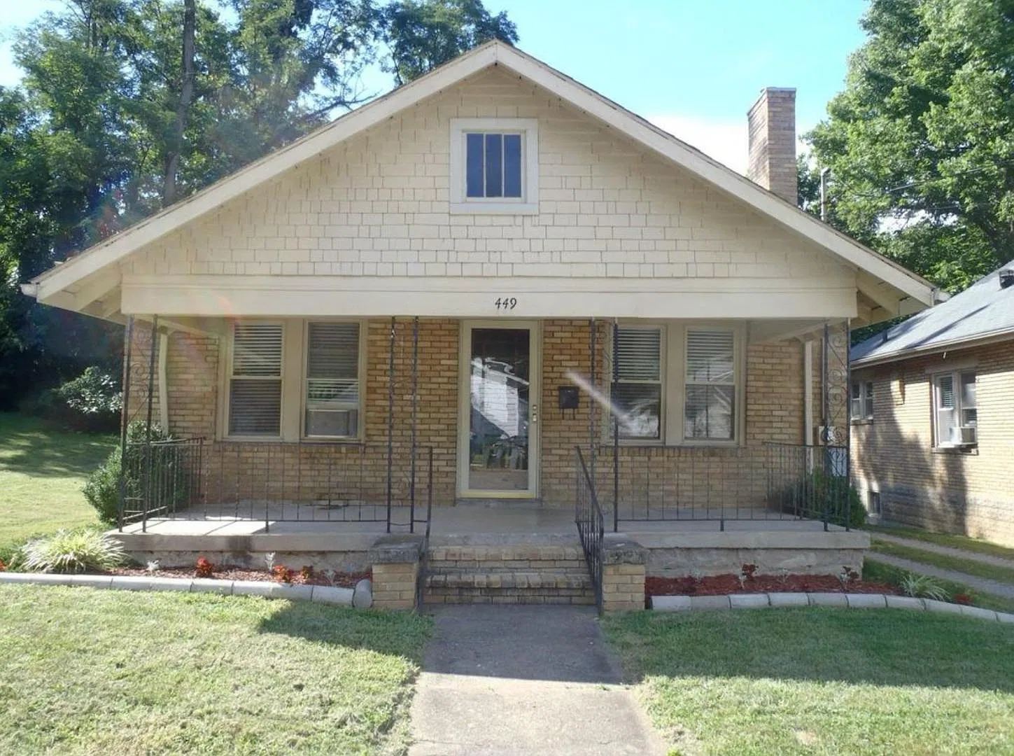 449 Oldham Ave — Photo 1