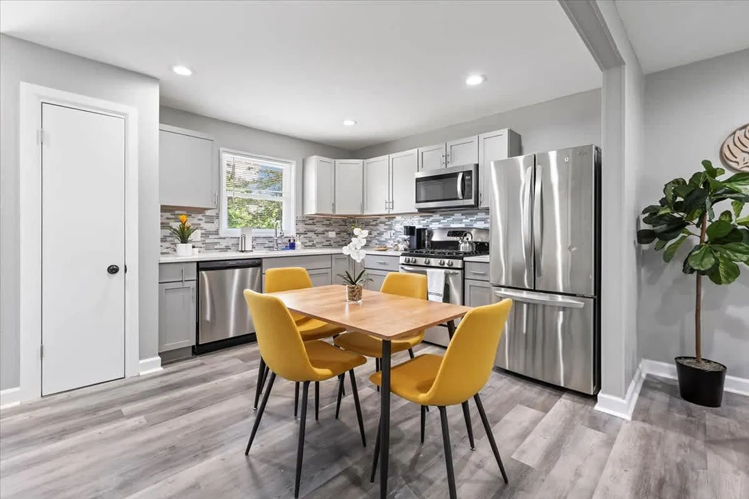 3 bed, 1.0 bath, 1194 sqft, $9,697 — Photo 3