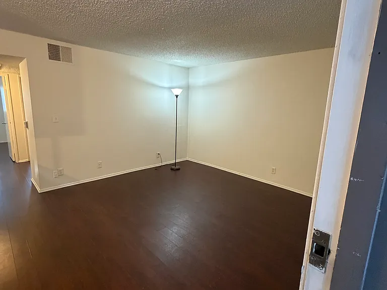 Apt 102