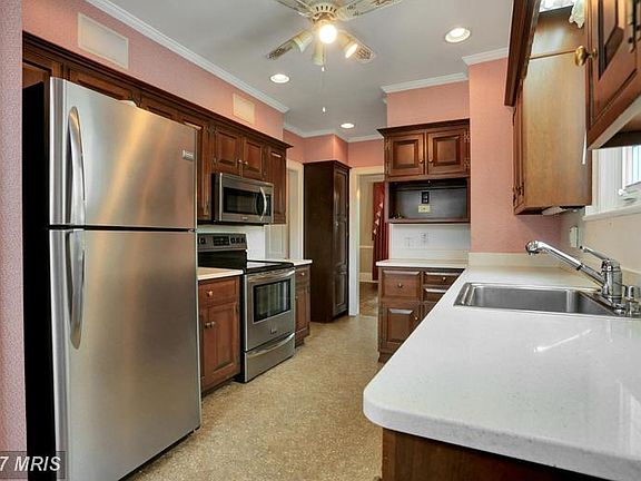 2nd image of 215 E Irvin Ave