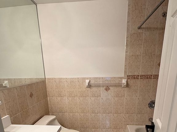 3rd image of 609 Emerald St Floor 2