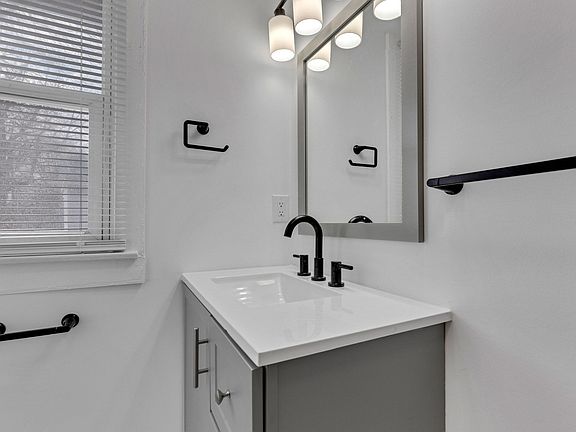 4th image of 902 E 49th St