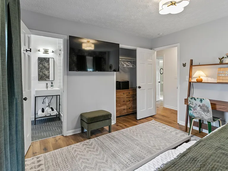 496 Kenwood Rd — Photo 31