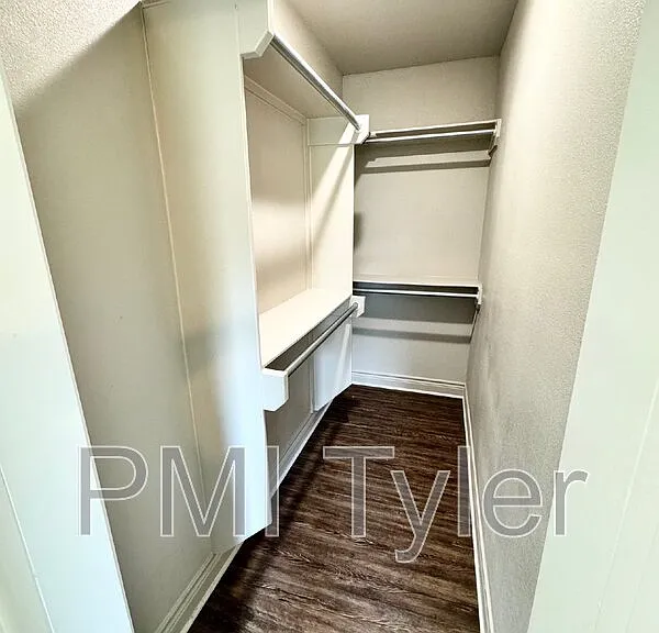 1806 W Oakwood St — Photo 2