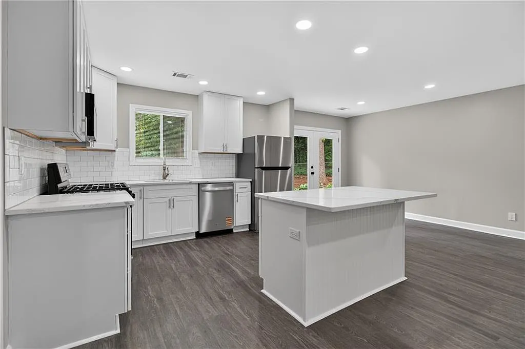 3 bed, 2.0 bath, 1688 sqft, $2,195 — Photo 4