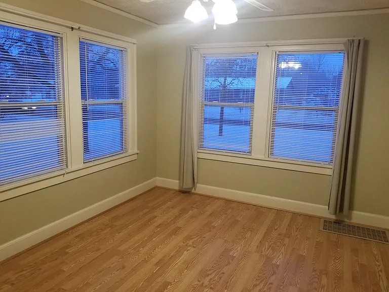 1516 Irvine Ave NW — Photo 3