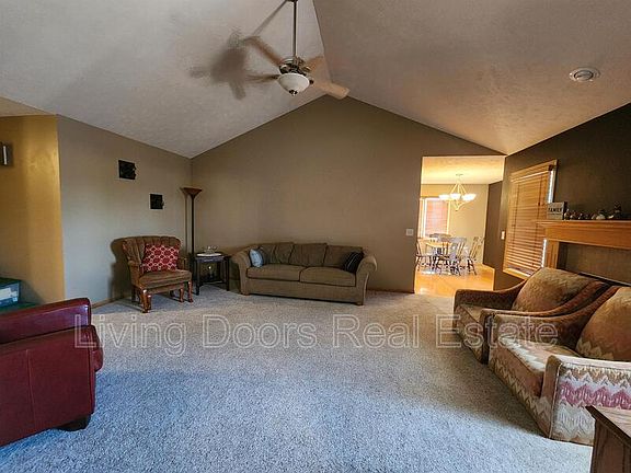 3rd image of 745 Larkspur Dr