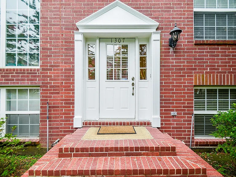 1307 Prospect St — Photo 6