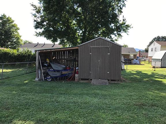 3rd image of 4654 Pennsylvania Ave NE