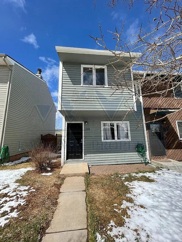 3 bed, 2.0 bath, 1072 sqft, $1,899 — Photo 1