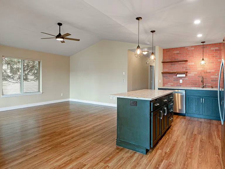 973 E Cascade Ave — Photo 2