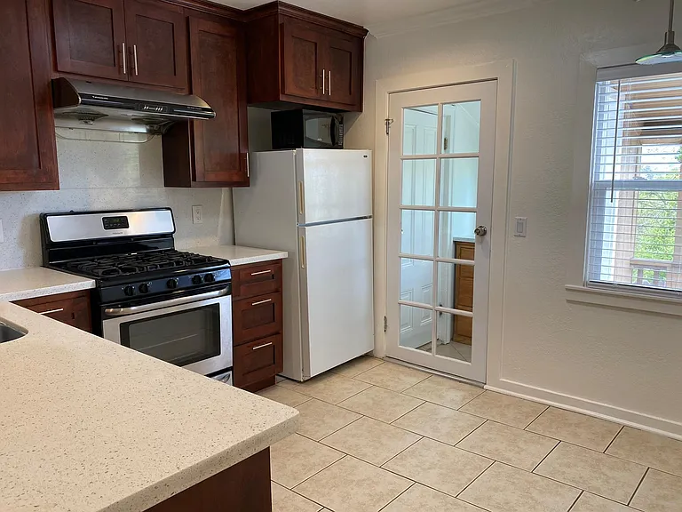 216 Bay St — Photo 5