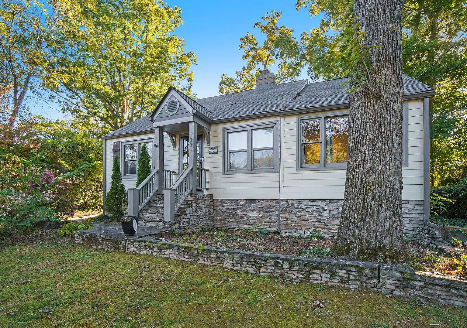 39 Lakeview Drive NE, Atlanta GA 30317 — Photo 1