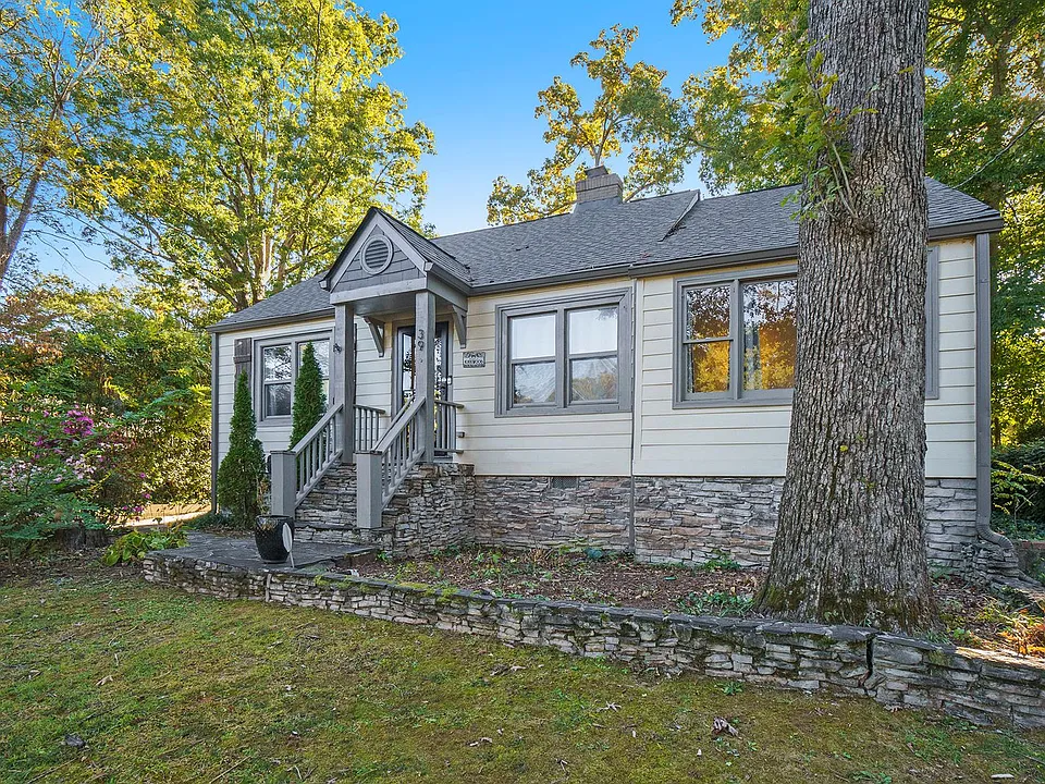 39 Lakeview Dr NE