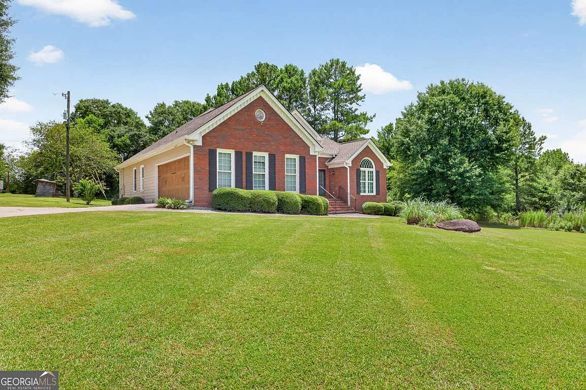 3 bed, 2.0 bath, 1976 sqft, $2,500 — Photo 2