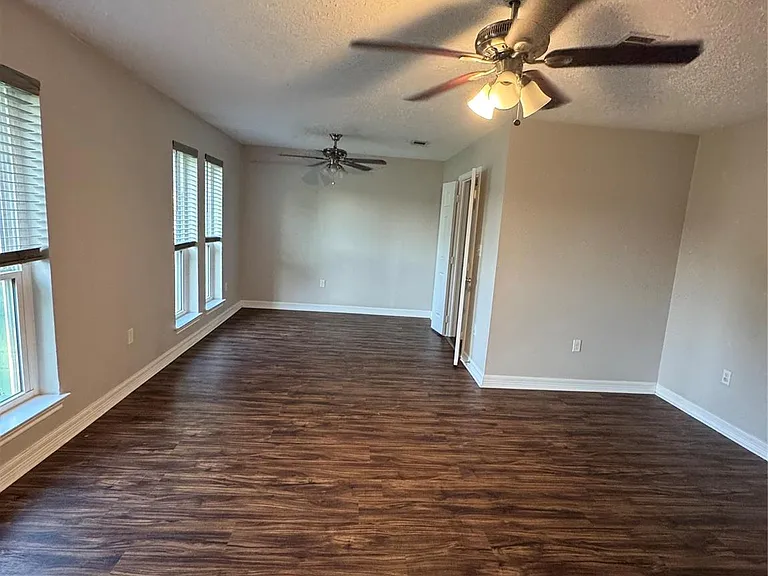 16510 Oxnard Ln — Photo 4