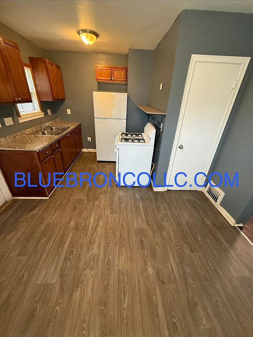 Charming 2 bedroom house with new flooring and hardwood floors — Photo 4