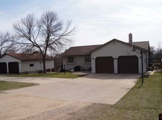 61715 Sunset Ln, New Ulm, MN 56073